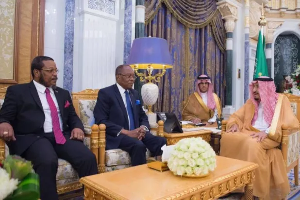 خادم الحرمين يتسلم رسالة خطية من رئيس أنغولا