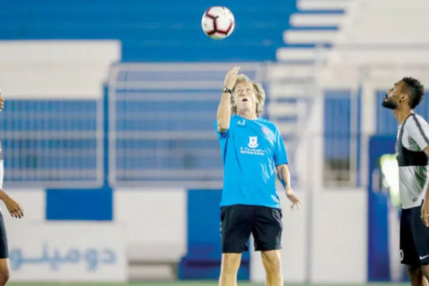 الهلال يعجل بعودة غوميز... والشباب يلوّح بالخيبري وباهبري