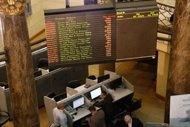 البورصة المصرية «الحمراء» تضع برنامج الطروحات الحكومية في مأزق