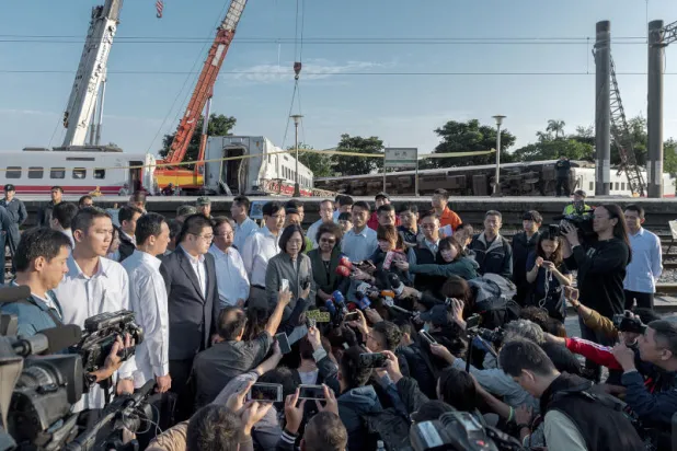 رئيسة تايوان تساي إينغ-وين في موقع انحراف القطار ترد على أسئلة الصحافيين (أ.ب)