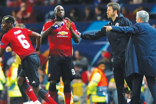 كاريك ومورينيو يتحدثان إلى لوكاكو وبوغبا خلال اللقاء الذي انتهى بالتعادل أمام فالنسيا في دوري الأبطال