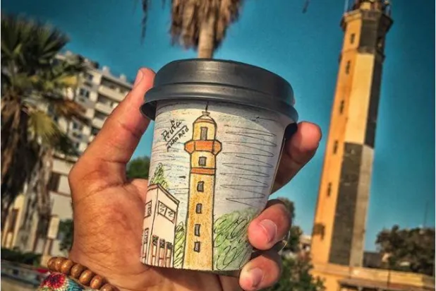 بالصور... مصري يدعم سياحة بلده بـ«الأكواب الورقية»