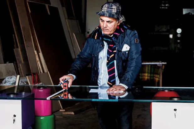 الفنان اثناء عمله