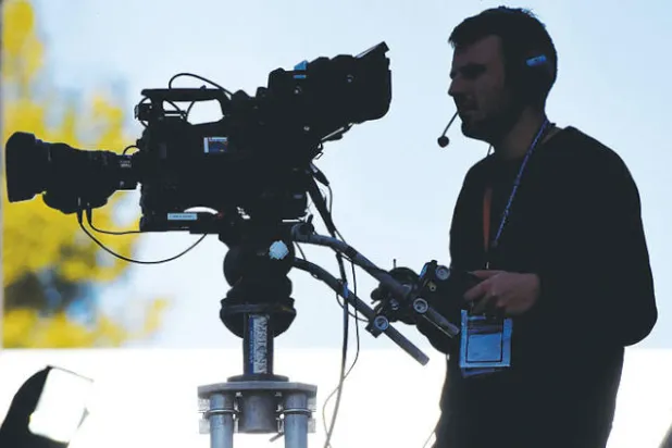 كثرة إذاعة المباريات هل تضر الأندية أم تنفعها؟