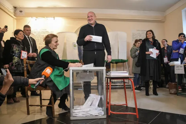 الرئيس الجورجي جورجي مارغفيلاشفيلي يصوت في مركز اقتراع خلال الانتخابات الرئاسية في تبليسي (رويترز)