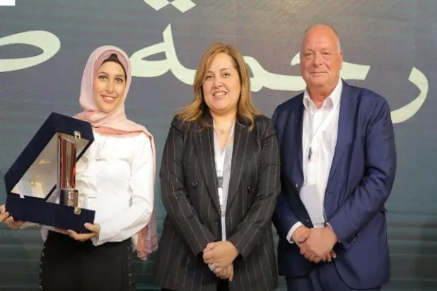 الصحافية رحمة ضياء خلال التكريم من مسؤولي منتدى إعلام مصر (الصفحة الرسمية لمنتدى إعلام مصر)