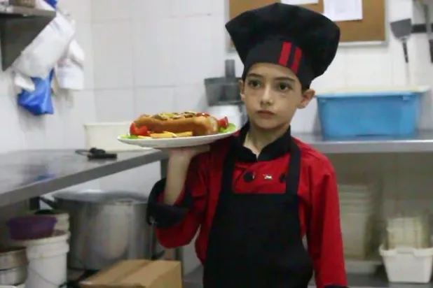 محمود... طاهٍ فلسطيني بارع عمره 11 عاماً