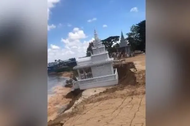 بالفيديو... فيضانات تجرف معبداً بوذياً بكمبوديا