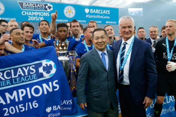 فيتشاي رئيس ليستر يشارك المدرب رانييري ولاعبي الفريق الاحتفال بلقب الدوري