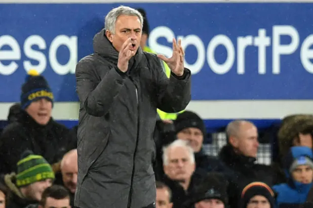 مورينيو يصرخ على لاعبي يونايتد من حدود الملعب... فهل بالفعل كان هناك من يسمع؟ (أ.ف.ب)