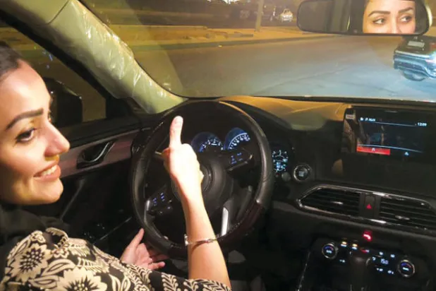 السعوديات يثبتن كفاءتهن في السيطرة على السيارة