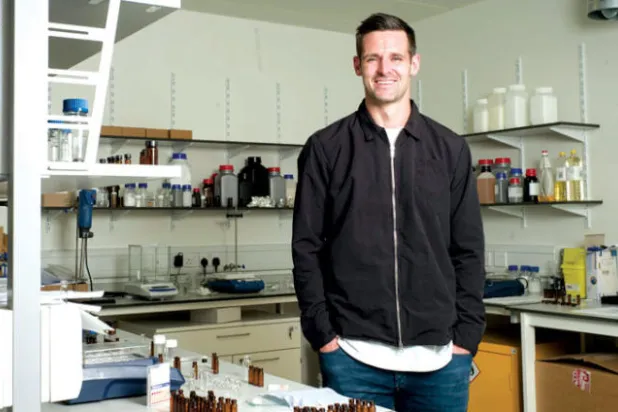 سكوت دان استغل فترة الإصابة لإنشاء مركز لمعالجة البلاستيك