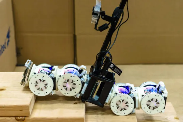 بالفيديو... روبوت يغير شكله للقيام بتنفيذ أكثر من مهمة