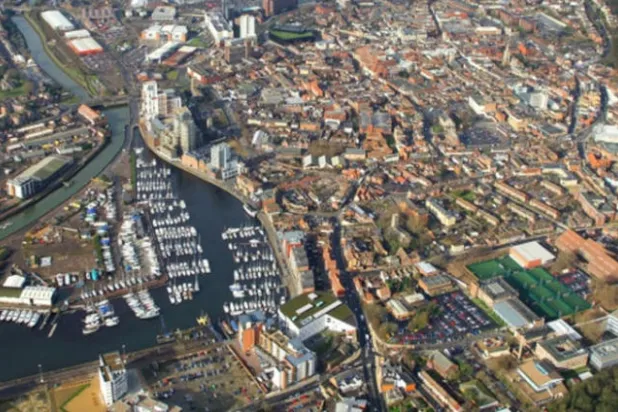 مدرسة بريطانية تلجأ للداخلية بعد اكتشاف طالب ثلاثيني في صفوفها