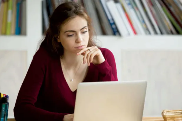 يشترط القانون المصري أن يكون رأس مال الصحف الإلكترونية 100 ألف جنيه يودع نصفه في أحد البنوك المرخص لها في مصر قبل إجراءات تأسيس الصحيفة