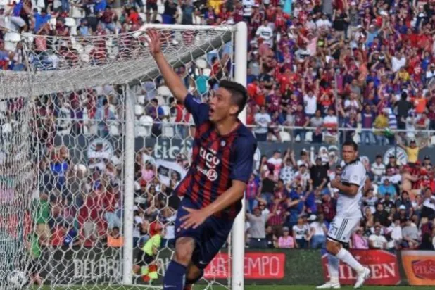 شاهد... طفل يدخل التاريخ بتسجيله هدفاً في قمة باراغواي