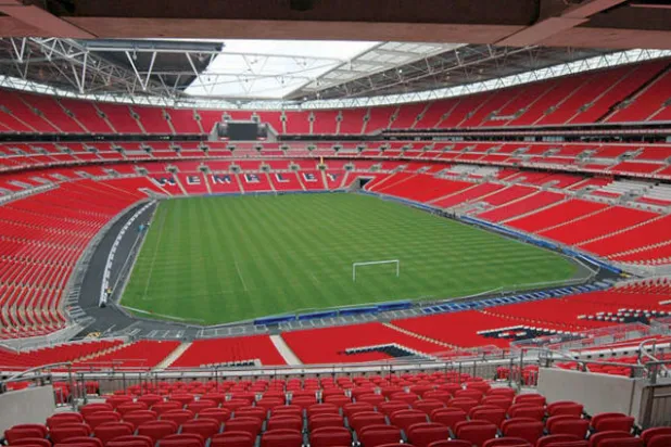 ما هي الأشياء التي تضفي الروعة على ملاعب كرة القدم؟