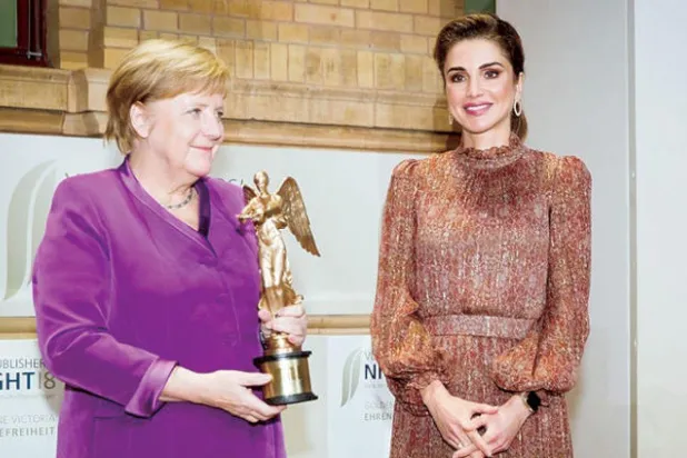 الملكة رانيا تسلم المستشارة الألمانية جائزة فيكتوريا الذهبية الفخرية