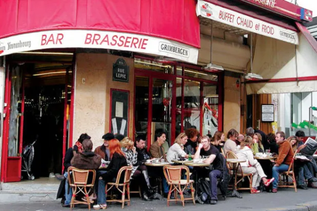 يحتل المقهى موقعاً مثالياً عند إحدى زوايا منطقة مونمارتر الشهيرة