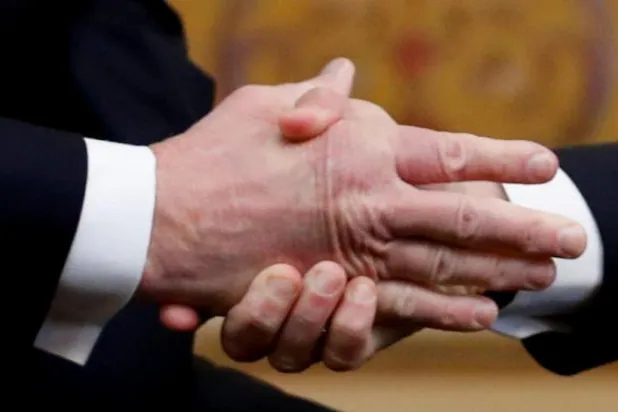 Trump ile Macron arasındaki tedirgin tokalaşma dikkatleri çekti