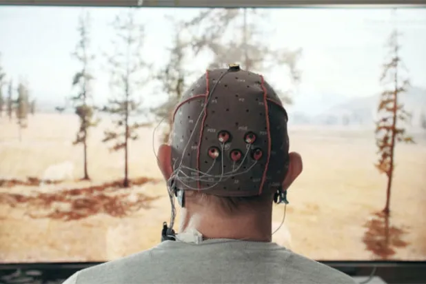 جديد «سامسونغ»... تلفزيون تتحكم به باستخدام «الدماغ»