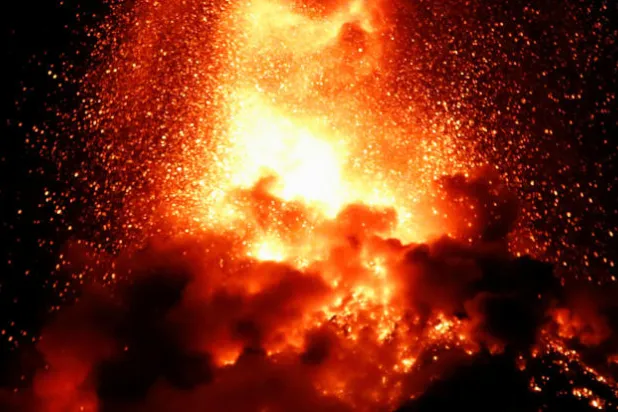 الحمم تتصاعد من قمة بركان «فويغو» في غواتيمالا (رويترز)