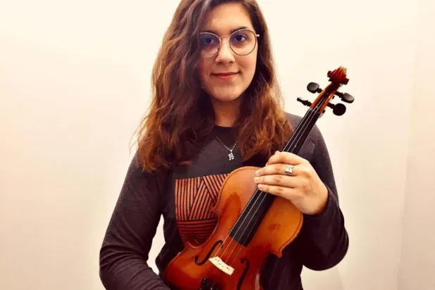 لمى علي عازفة فلسطينية... تصنع الآلات الموسيقيّة