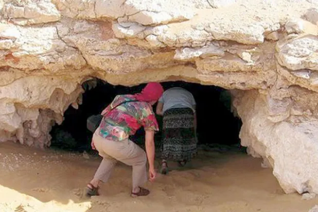 أحد الكهوف في الصحراء البيضاء
