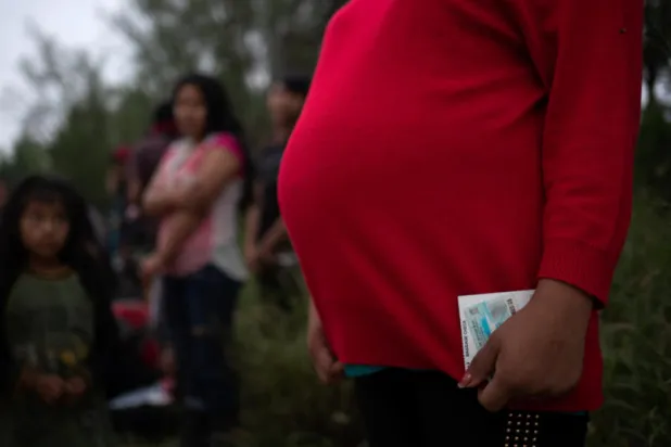 دراسة تحذر: تناول القهوة والشاي خلال الحمل قد يقلل حجم الجنين