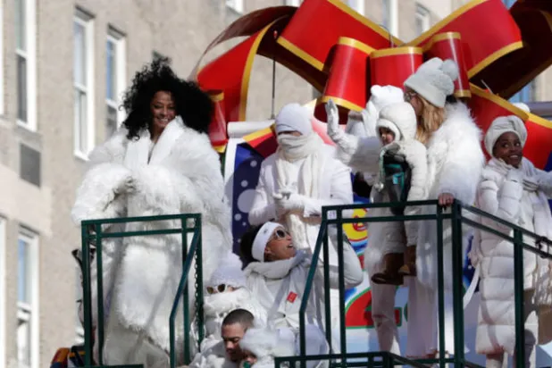 المغنية الأميركية ديانا روس وأعضاء فرقتها في استعراض «عيد الشكر» بنيويورك (إ.ب.أ)
