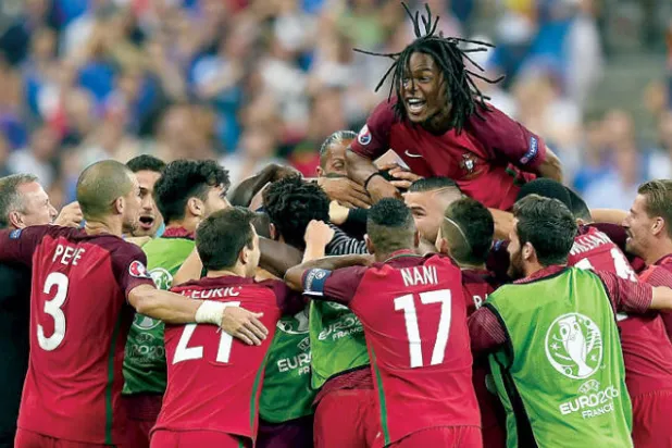 ريناتو يقفز أعلى من زملائه للاحتفال مع لاعبي البرتغال بالتتويج أبطالاً لأوروبا عام 2016