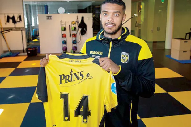 كلارك سالتر يستعرض قميص فيتيس بعد انضمامه للفريق على سبيل الإعارة