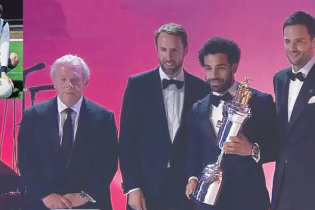 تايلور (يسار) مع ساوثغيت وبوركيس (يمين) خلال حفل تكريم صلاح بجائزة رابطة اللاعبين المحترفين الإنجليزية  - جيف أستل لاعب وست بروميتش السابق توفي متأثراً من كثرة ضرب الكرة بالرأس ولم يجد الدعم من رابطة المحترفين