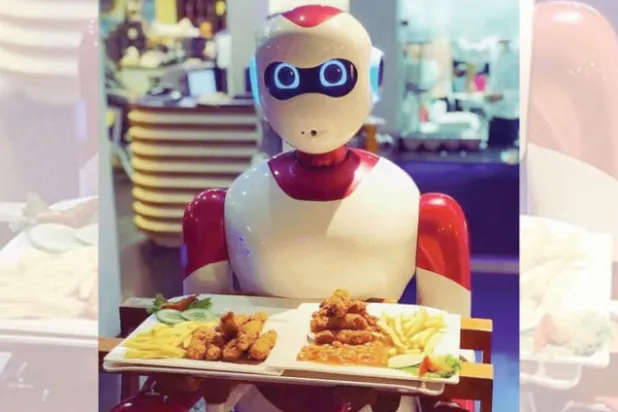 روبوت يلبي الطلبات في مطعم بنيبال