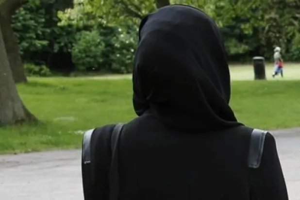 محكمة ألمانية تحكم بتعويض مدرسة محجبة بعد رفض توظيفها