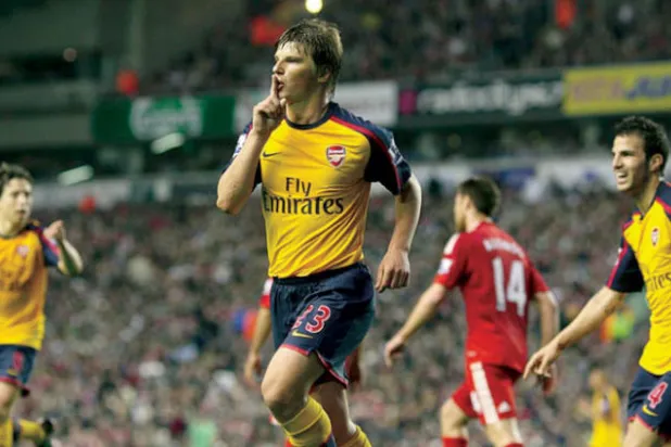 أرشافين يحتفل بأول أهدافه الأربعة مع آرسنال أمام ليفربول عام 2009