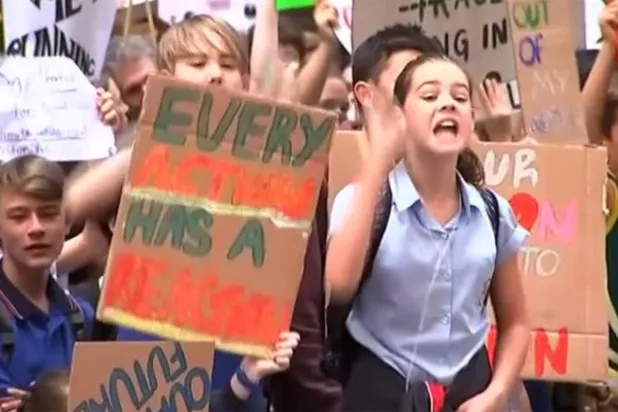 تلاميذ أستراليا يضربون عن الدراسة