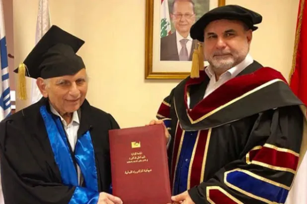 لبناني يحصل على الدكتوراه في عمر الثمانين