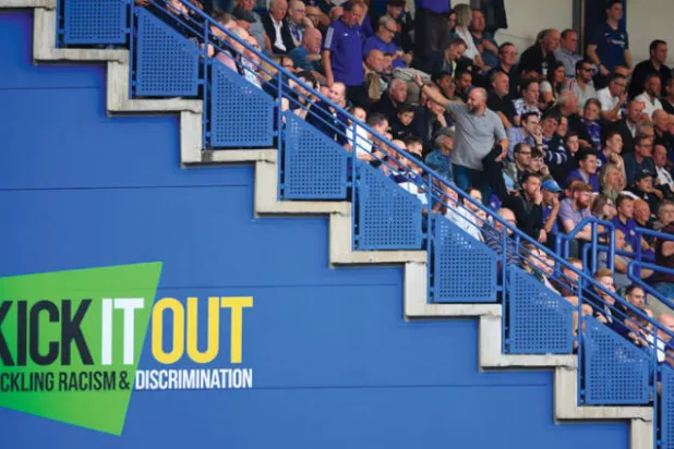 إعلانات «كيك إت أوت» في الملاعب هل تكفي للوقوف ضد التصرفات العنصرية؟