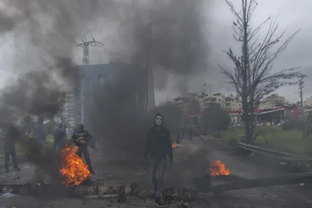 متظاهرون فلسطينيون يتصادمون مع القوات الإسرائيلية في أعقاب احتجاج احتفالاً بيوم الأرض في مدينة رام الله بالضفة الغربية (أ.ب)