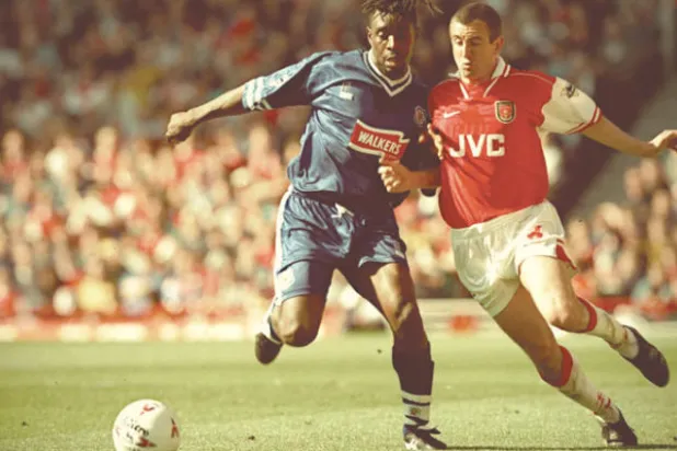 جامي لورانس... من غياهب السجون إلى ملاعب الدوري الإنجليزي