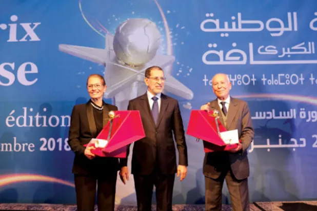 رئيس الحكومة المغربية لدى تسليمه الجائزة التقديرية للإعلاميين مصطفى اليزناسني وبديعة ريان