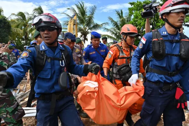 عمليات انتشال الضحايا جراء تسونامي إندونيسيا (أ.ف.ب)