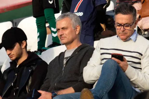 مورينيو يشاهد إحدى مباريات الدوري البرتغالي بعد طرده (إ.ب.أ)