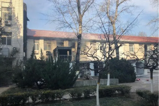 الأدخنة تتصاعد بعد انفجار معمل بجامعة جياتونج في بكين (تويتر)