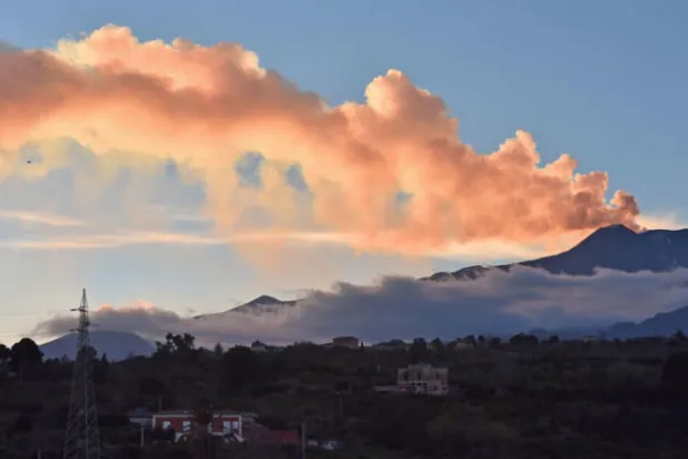 ثوران بركان «إتنا» ينذر بمضاعفات خطيرة