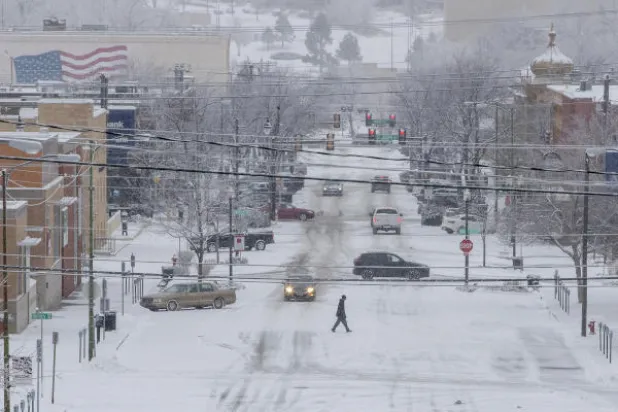 عاصفة تعطل الرحلات الجوية وسط الولايات المتحدة