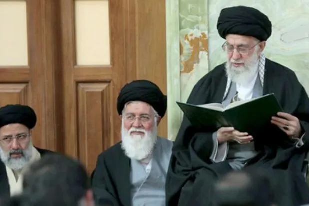 Hamaney’in web sitesi arşivinden bir fotoğraf… Sağındakiler ise İmam Hatip Ahmed Alemulhuda ve Astan Quds Razavi Vakfı Başkanı İbrahim Reisi