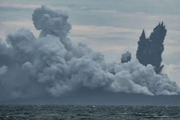 بركان إندونيسيا يفقد ثلثي ارتفاعه وثلاثة أرباع حجمه بعد ثورانه