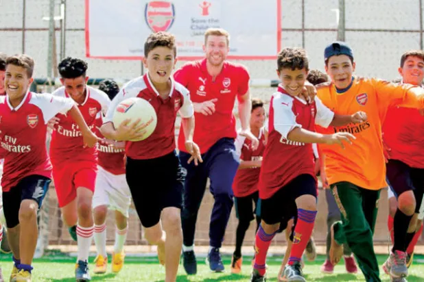 ميرتساكر يشارك صغار اللاجئين التدريب في معسكر الزعتري بالأردن ضمن برنامج أنقذوا الأطفال